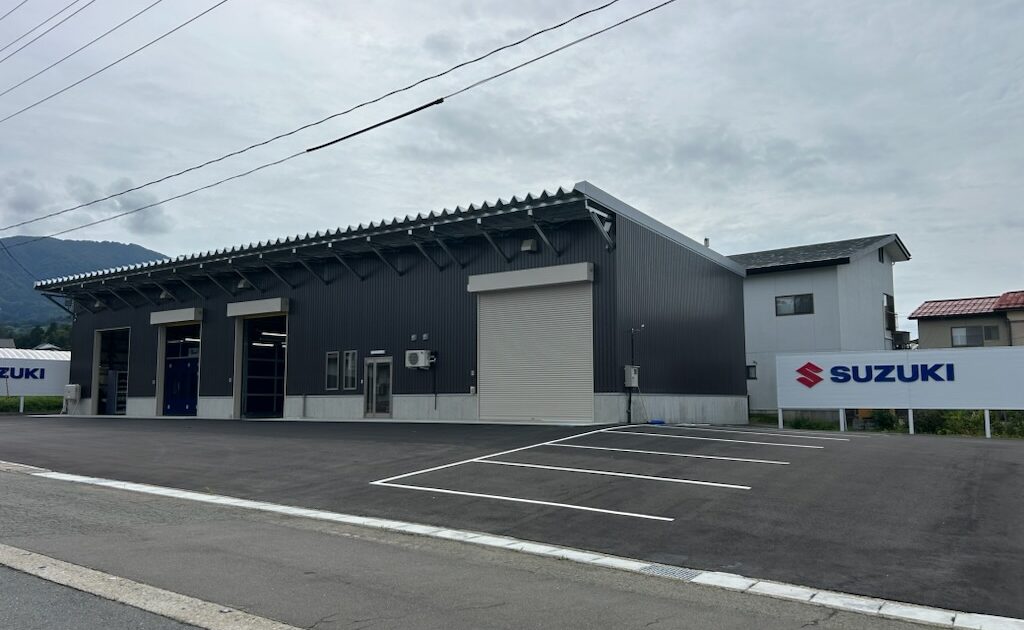 ヤマヤオートサービスの新しい板金工場の外観